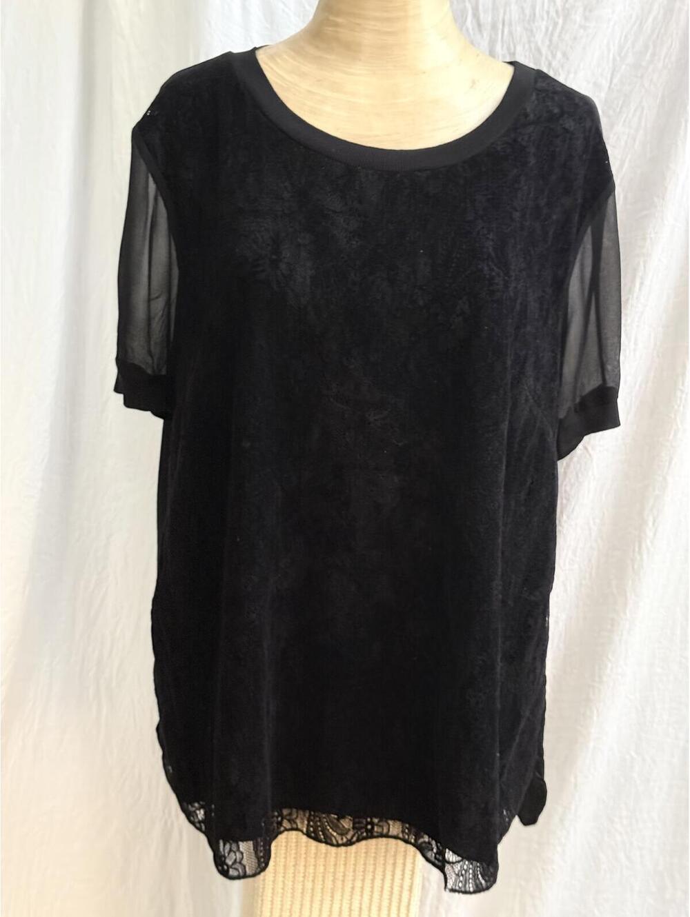 🆕LISTING🆕 Elie Tahari Silk & Lace Top